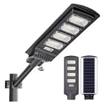 poste LED solar 400W con sensor instalado en exterior