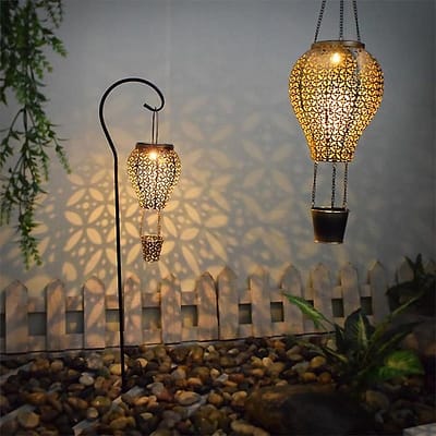 Estaca globo aerostático solar colgando e iluminando con luz cálida