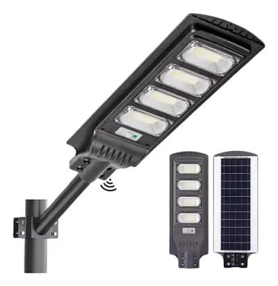 poste LED solar 400W con sensor instalado en exterior