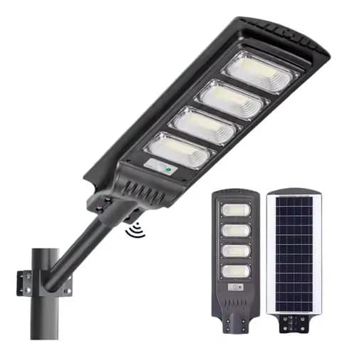 poste LED solar 400W con sensor instalado en exterior